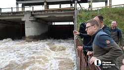 Губернатор Алексей Текслер осмотрел подтопленные улицы в Миассе и поговорил с жителями