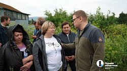 Губернатор Алексей Текслер осмотрел подтопленные улицы в Миассе и поговорил с жителями