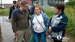 Губернатор Алексей Текслер осмотрел подтопленные улицы в Миассе и поговорил с жителями