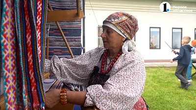 Жителей и гостей Златоуста научили делать горшки и ткать на старинном станке