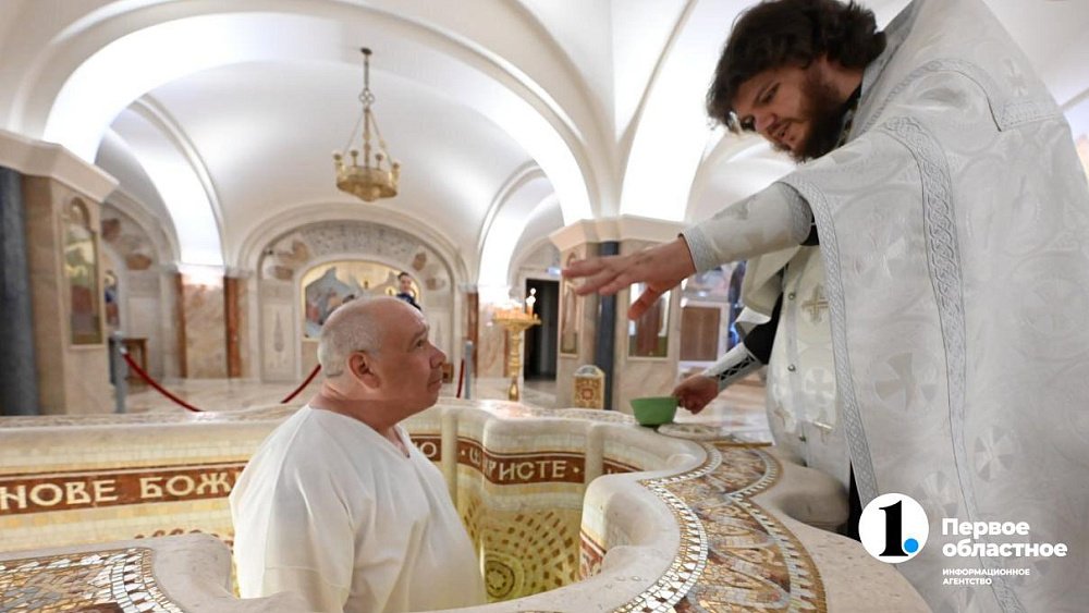 В кафедральном соборе на северо-западе Челябинска впервые крестили взрослого с полным погружением в воду