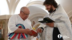 В кафедральном соборе на северо-западе Челябинска впервые крестили взрослого с полным погружением в воду