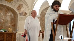 В кафедральном соборе на северо-западе Челябинска впервые крестили взрослого с полным погружением в воду
