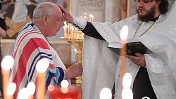 В кафедральном соборе на северо-западе Челябинска впервые крестили взрослого с полным погружением в воду