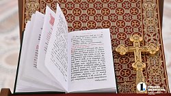 В кафедральном соборе на северо-западе Челябинска впервые крестили взрослого с полным погружением в воду