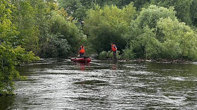 В Миассе ведут работу по очистке реки от масляных сбросов