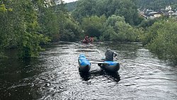 В Миассе ведут работу по очистке реки от масляных сбросов