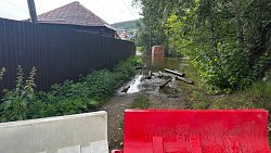 В Миассе ведут работу по очистке реки от масляных сбросов