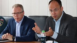 В Миассе ведут работу по очистке реки от масляных сбросов