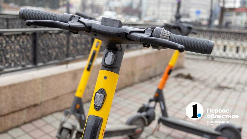 В Челябинске самокатчик сбил 55‑летнюю женщину и скрылся