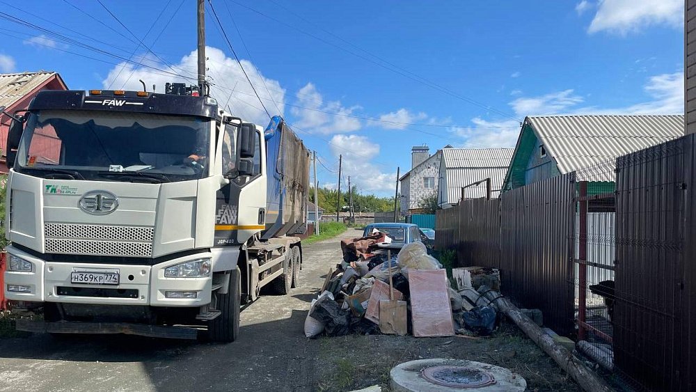 В Коркино начали вывозить мусор из подтопленного частного сектора