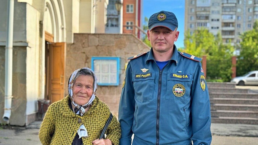 В Миассе пожарные помогают бабушке добраться до работы в период паводка