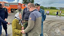 В Миассе пожарные помогают бабушке добраться до работы в период паводка