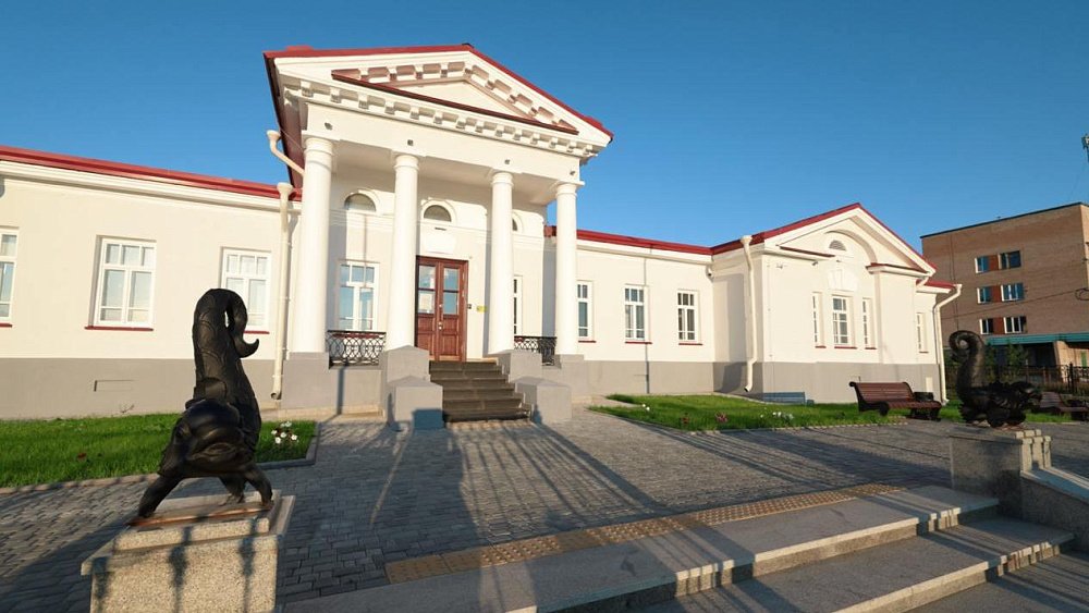 В Каслях обновили школу, автовокзал и музей