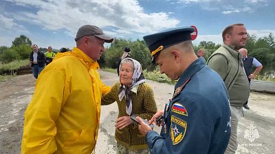 Из подтопленного поселка пожарные Миасса привозят бабушку на службу в храм 