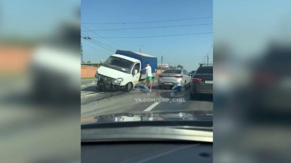 «Газель» повисла на ограждении после ДТП в Челябинске