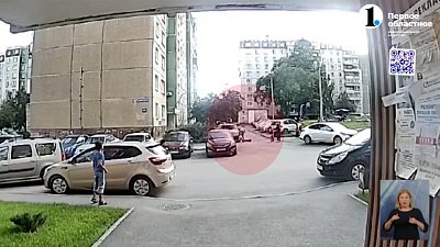 В Челябинске самокатчик протаранил машину