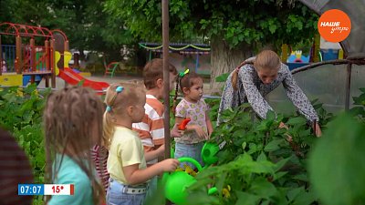 Теплицы и грядки у дошколят в сюжете «Детский огород»