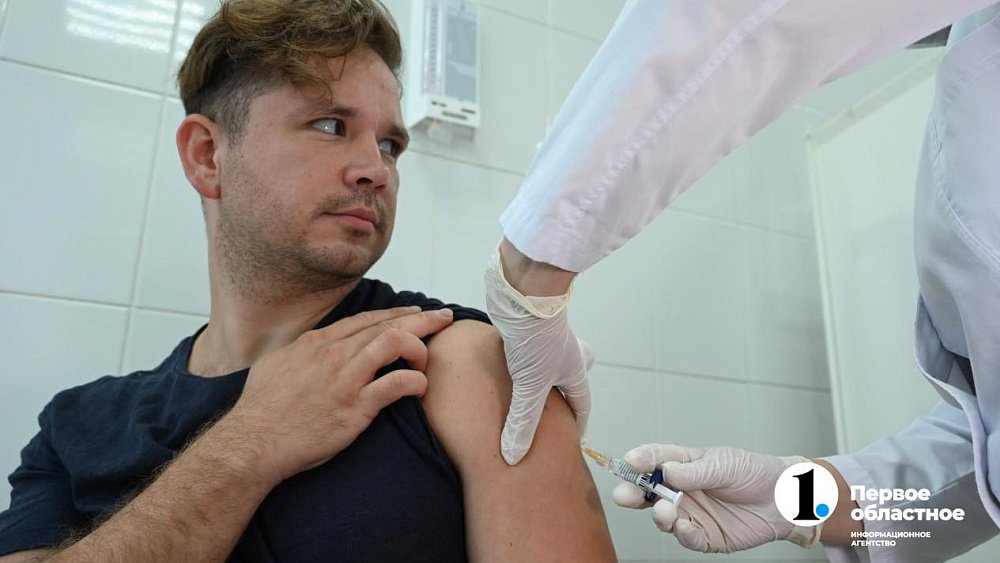 «Шанс заразиться от человека с пневмонией и менингитом стремится к нулю»: главный пульмонолог — о важности вакцинации челябинцев