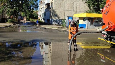 В Ленинском районе Челябинска откачали воду с подтопленных дорог и дворов
