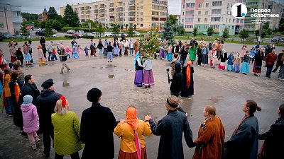 Венки, хороводы и обряды: «Троица на Зюзелге» — 15 лет традициям