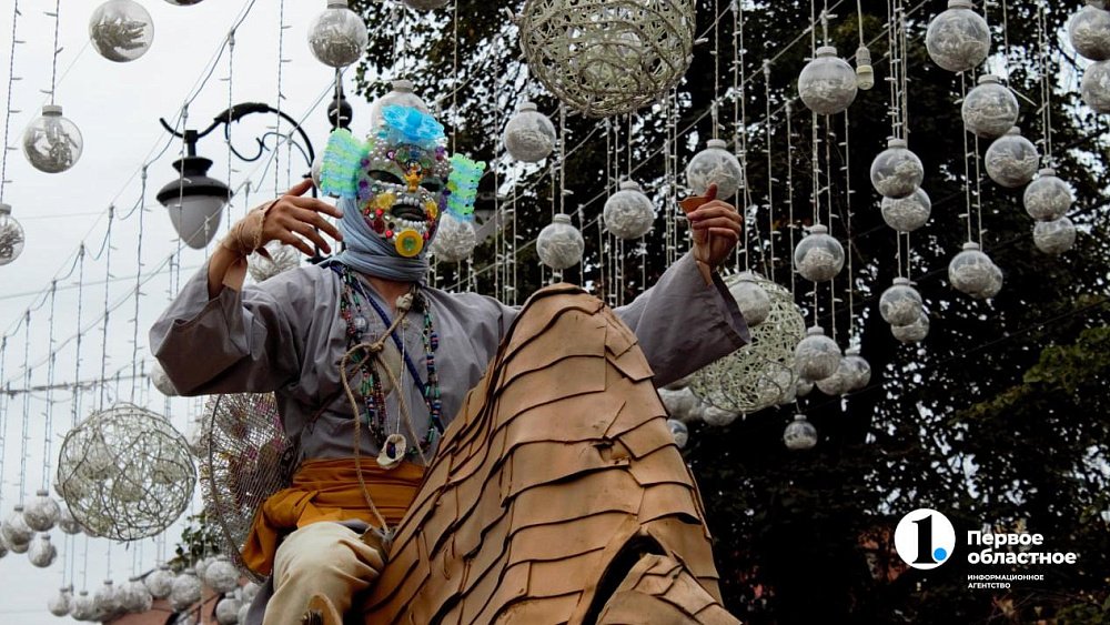 В центре Челябинска прошел фантастический караван с верблюдами и пегасом