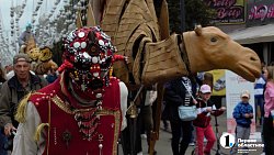 В центре Челябинска прошел фантастический караван с верблюдами и пегасом