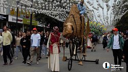 В центре Челябинска прошел фантастический караван с верблюдами и пегасом