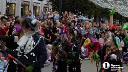 В центре Челябинска прошел фантастический караван с верблюдами и пегасом