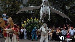 В центре Челябинска прошел фантастический караван с верблюдами и пегасом