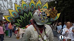 В центре Челябинска прошел фантастический караван с верблюдами и пегасом