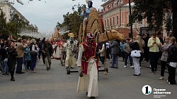 В центре Челябинска прошел фантастический караван с верблюдами и пегасом