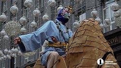 В центре Челябинска прошел фантастический караван с верблюдами и пегасом