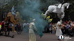 В центре Челябинска прошел фантастический караван с верблюдами и пегасом