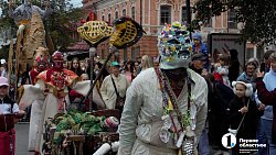 В центре Челябинска прошел фантастический караван с верблюдами и пегасом