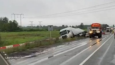 Фура закрыла движение на трассе М-5 в сторону Челябинска