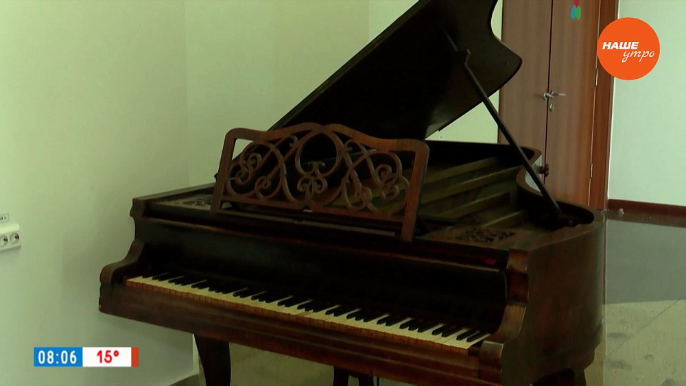 Раритетный рояль и гармошки-черепашки в сюжете «Старинные инструменты»