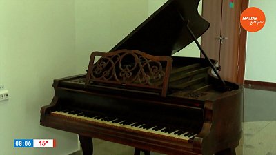 Раритетный рояль и гармошки-черепашки в сюжете «Старинные инструменты»