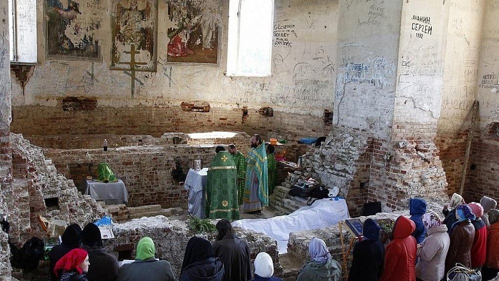 Монахини села Булзи просят помощи в восстановлении храма