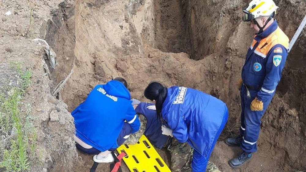 В Челябинской области рабочий упал в ров с двухметровой высоты