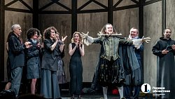 Юбилейный сезон в челябинском Молодежном театре открыли шекспировской комедией