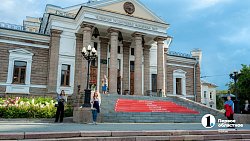 Юбилейный сезон в челябинском Молодежном театре открыли шекспировской комедией