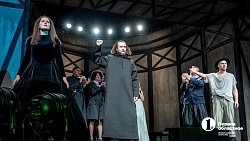 Юбилейный сезон в челябинском Молодежном театре открыли шекспировской комедией