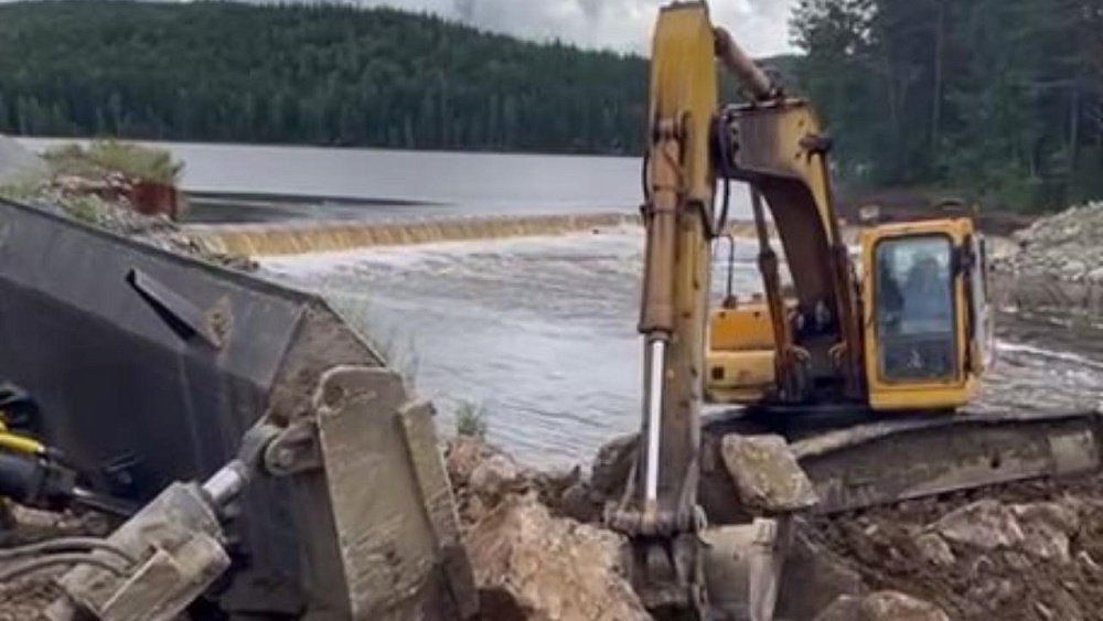 Для укрепления дамбы обводного канала в Златоусте завезено 105 машин скального грунта