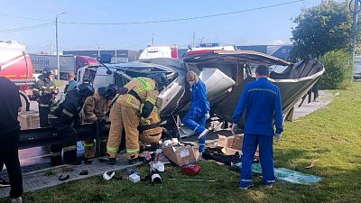 В Челябинске водитель FAW погиб, врезавшись в металлическое ограждение