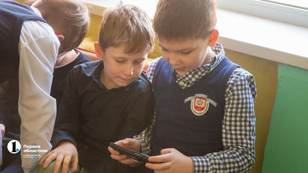 В России работает бесплатная горячая линия по профилактике зависимости от гаджетов у детей