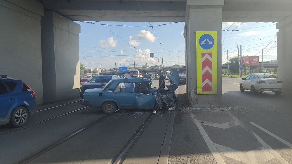 В аварии под мостом в Челябинске пострадал 67‑летний водитель ВАЗа