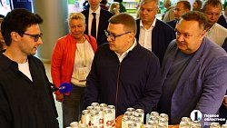 Алексей Текслер объявил об открытии репродуктора для отечественного кросса кур