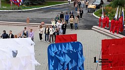 Триколор площадью 270 кв. м развернули в Челябинске