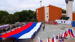 Триколор площадью 270 кв. м развернули в Челябинске